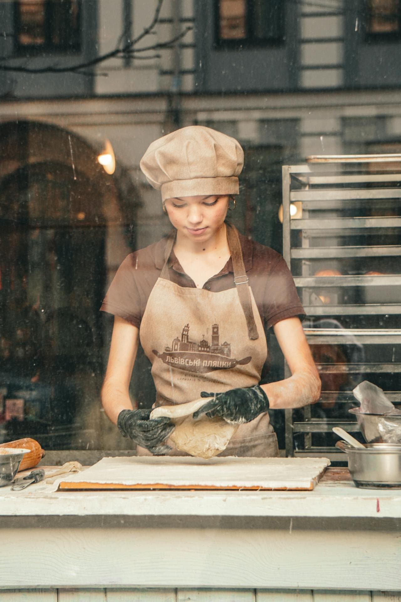 Elien Vermeersch aan het werk in De Hoeve Bakkerij